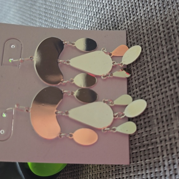 WOMEN'S FASHION JEWELRY BUNDLE OF 2 PAIR OF PIERCED EARRINGS - Picture 7 of 10